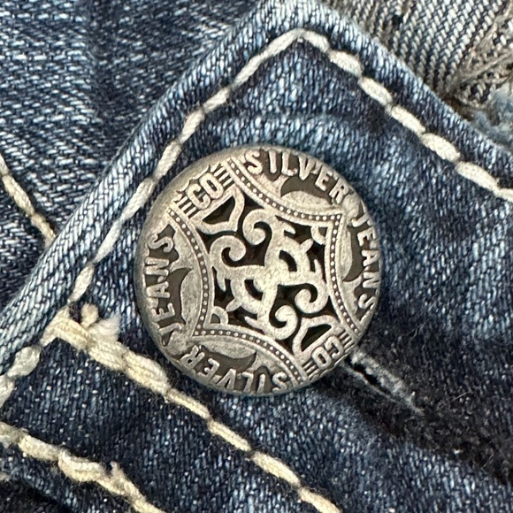 👖🤠 SILVER JEANS Co. Suki Bootcut Jeans | Dark Wash Distressed Curvy Sz 4 - Picture 4 of 6